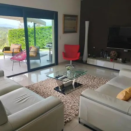 Contemporaine Avec Jacuzzi Et Vue Imprenable